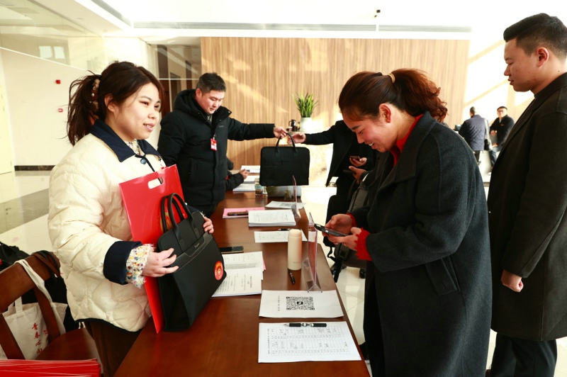 出席县政协十一届五次会议的委员向大会报到